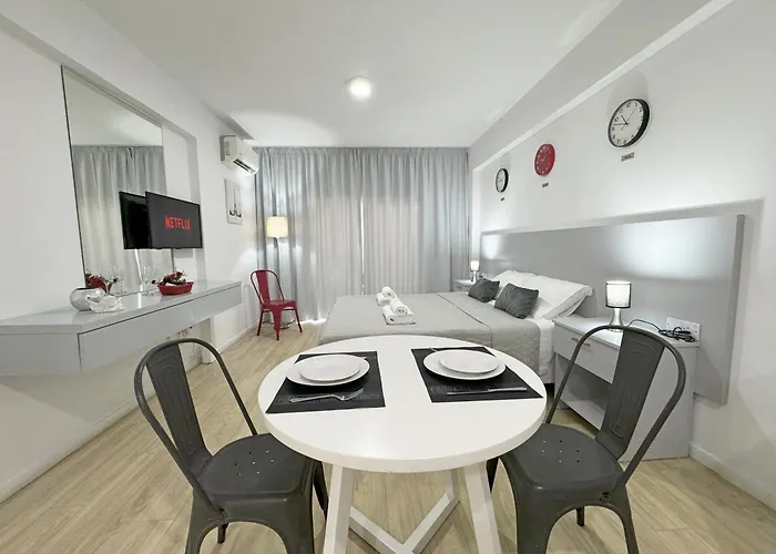 Palmbeach Finikoudes - 1min To Larnaca